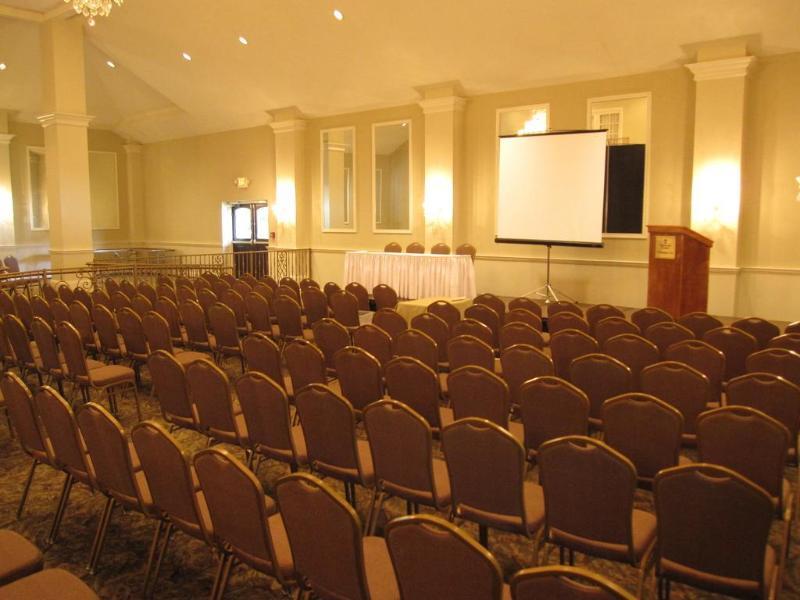 Clarion Inn & Suites Conference Center Covington Buitenkant foto